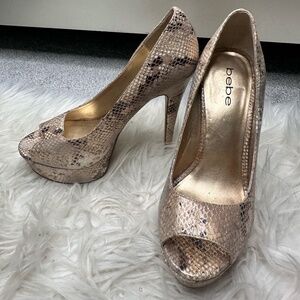 Bebe Women's 8M snakeskin peep toe stiletto linen heel platforms pumps shoes